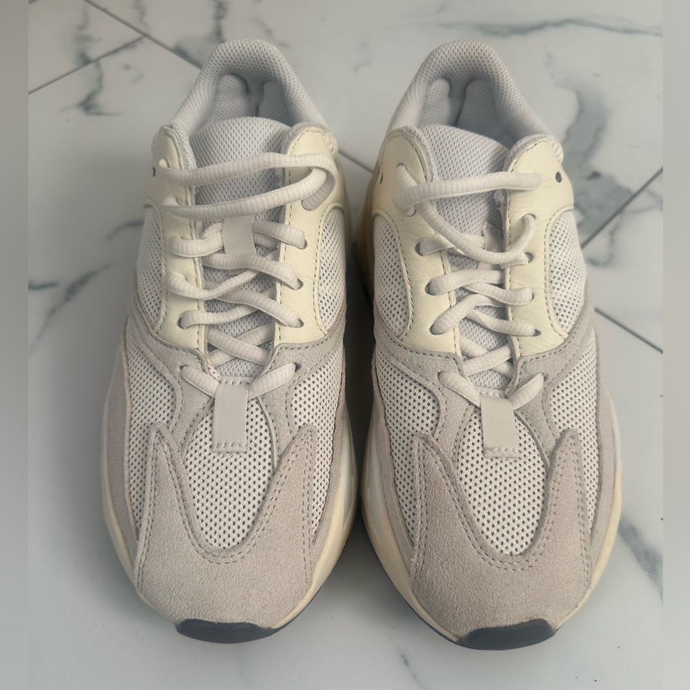 Yeezy boost 700